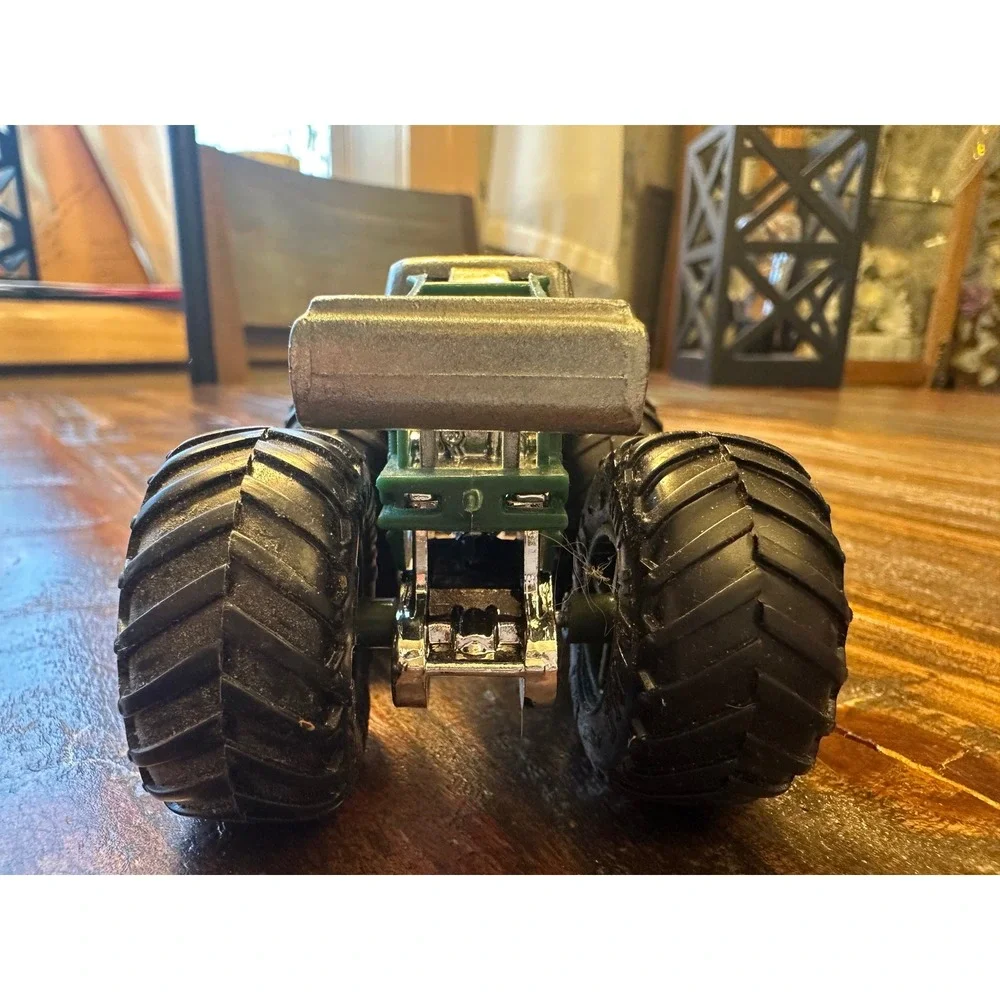 Monster Jam V8 Bomber Monster Truck 1:64 Die-Cast Hot Wheels Shark Mouth - Picture 3 of 7